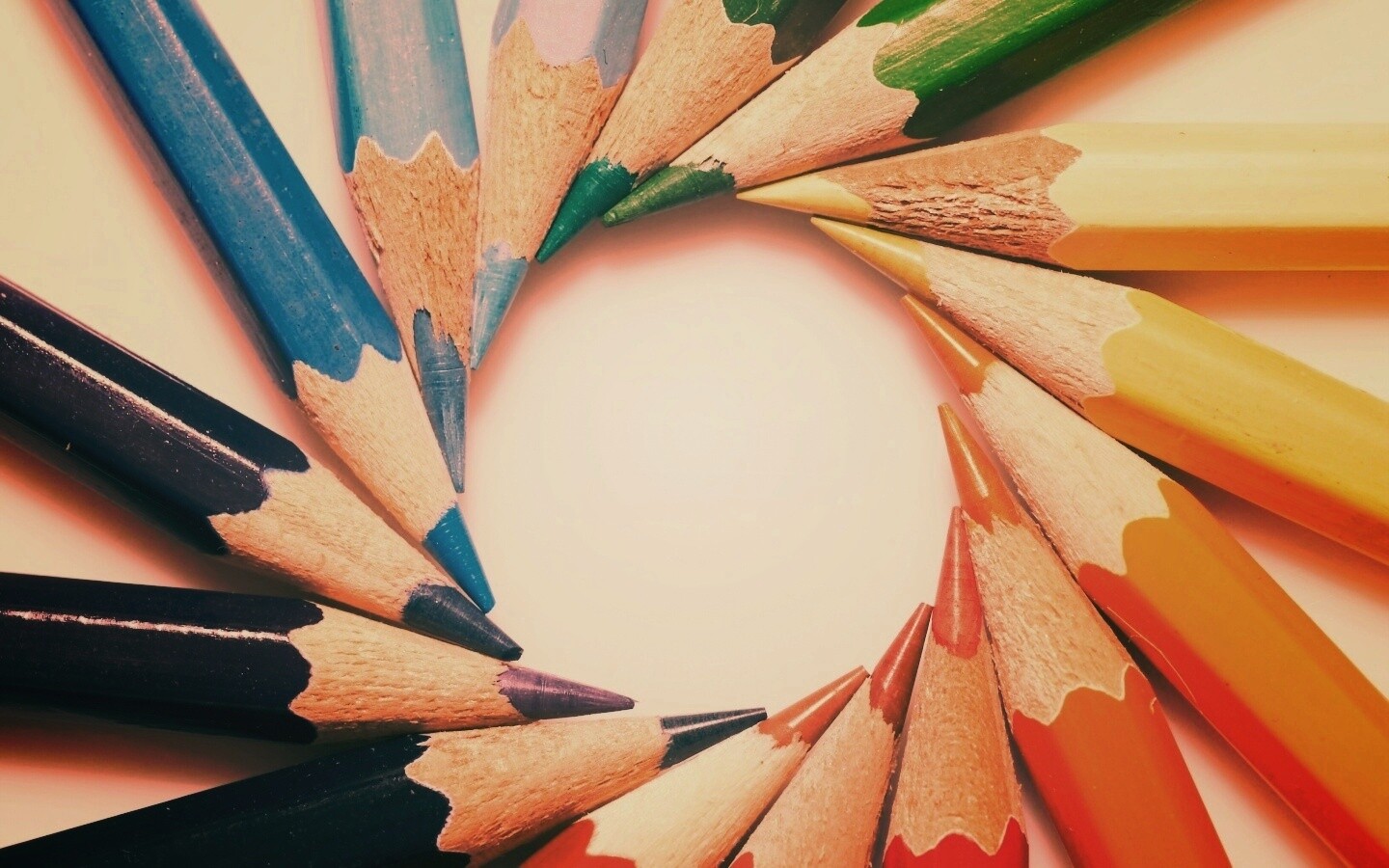 Радуга в карандашах обои