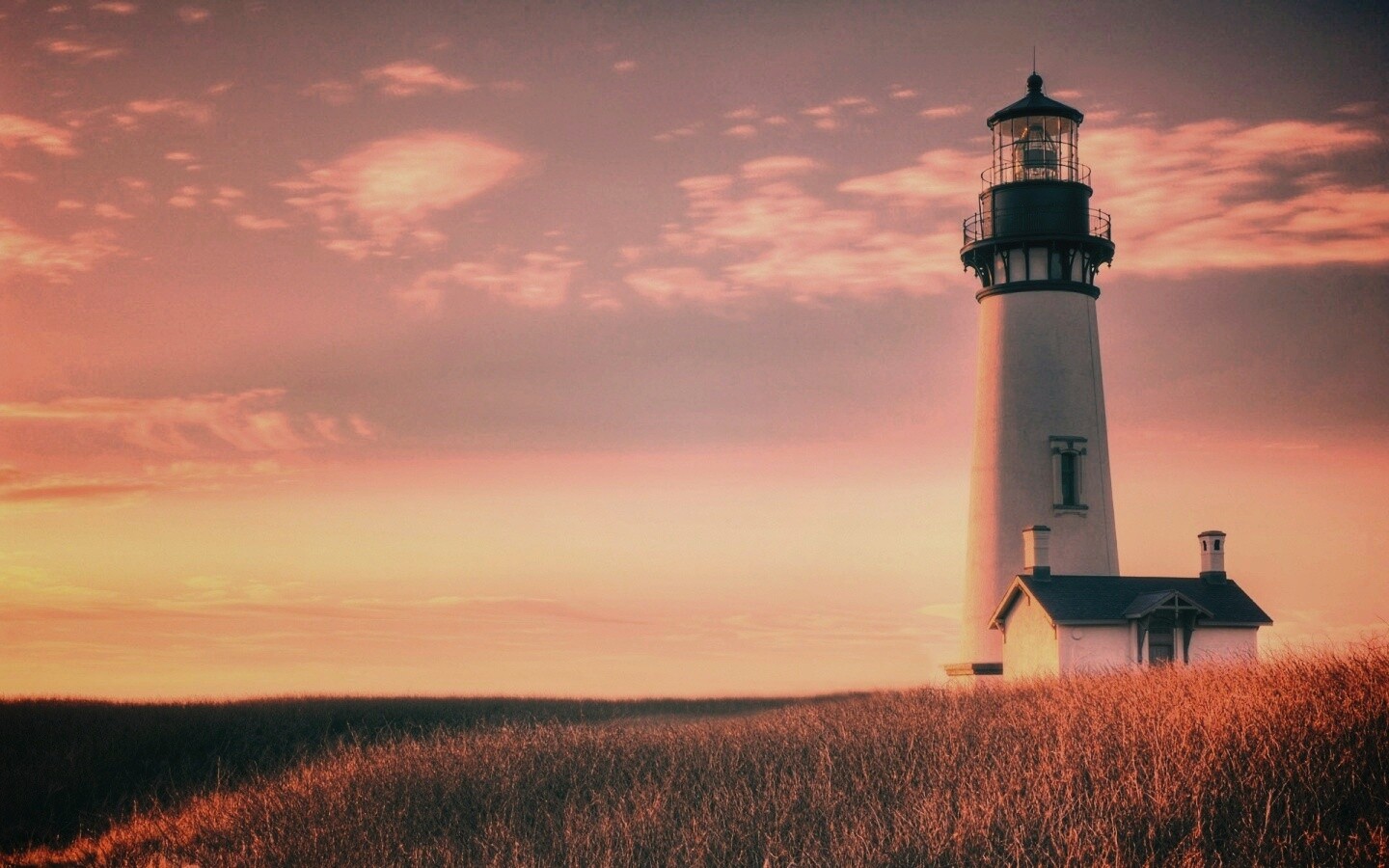 Маяк в поле обои