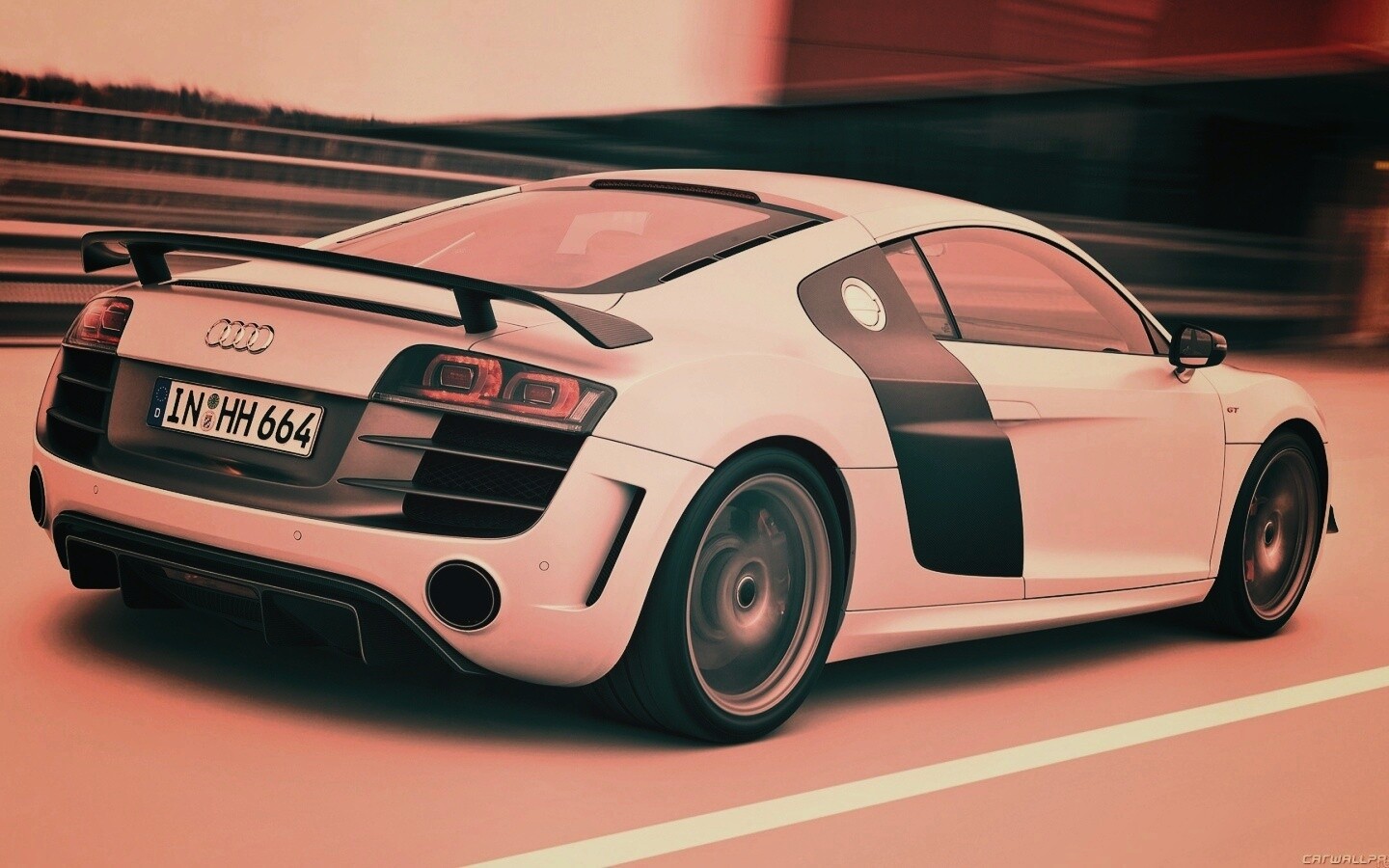 Audi R8 на скоростной трассе обои