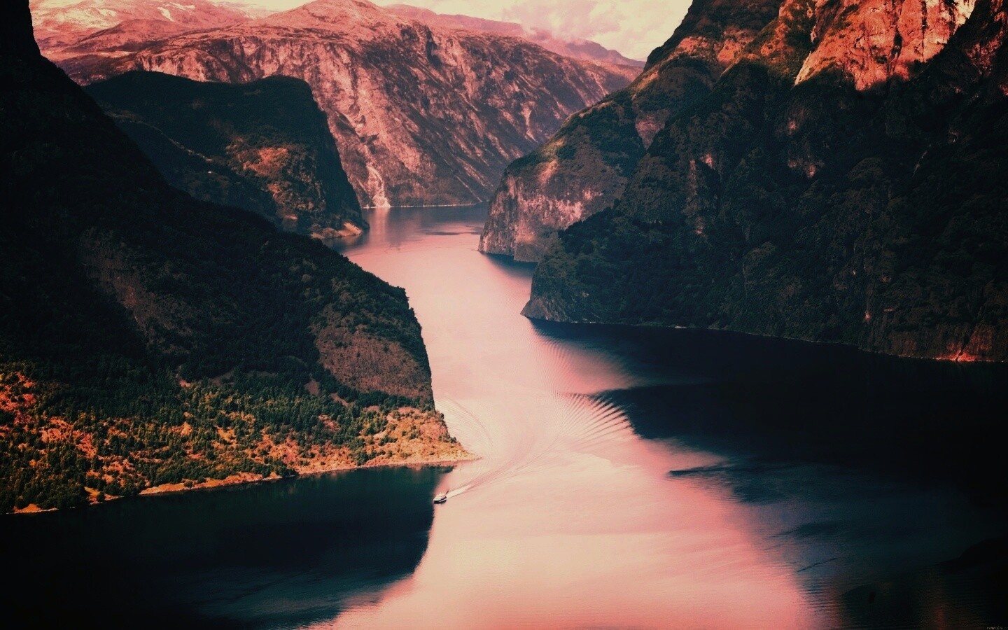 Лодка на реке среди высоких гор обои