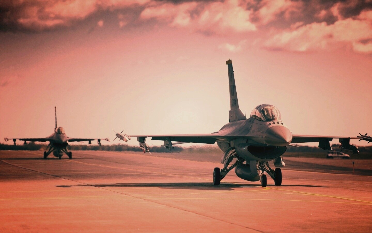 Истребители f16 Falcon на взлетной полосе обои