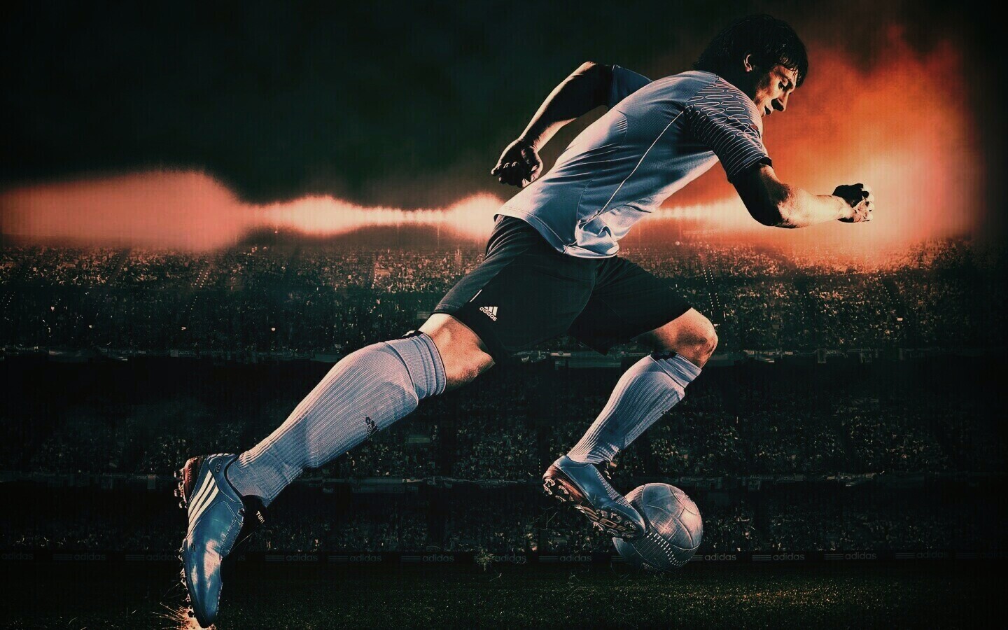 Футболист с мячом обои