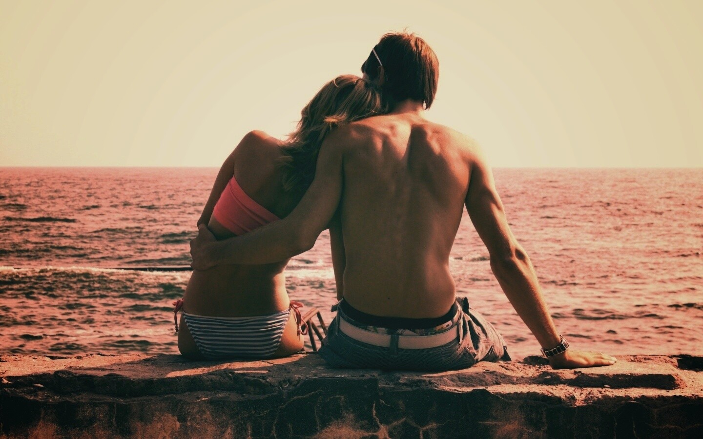 Девушка и парень у моря обои