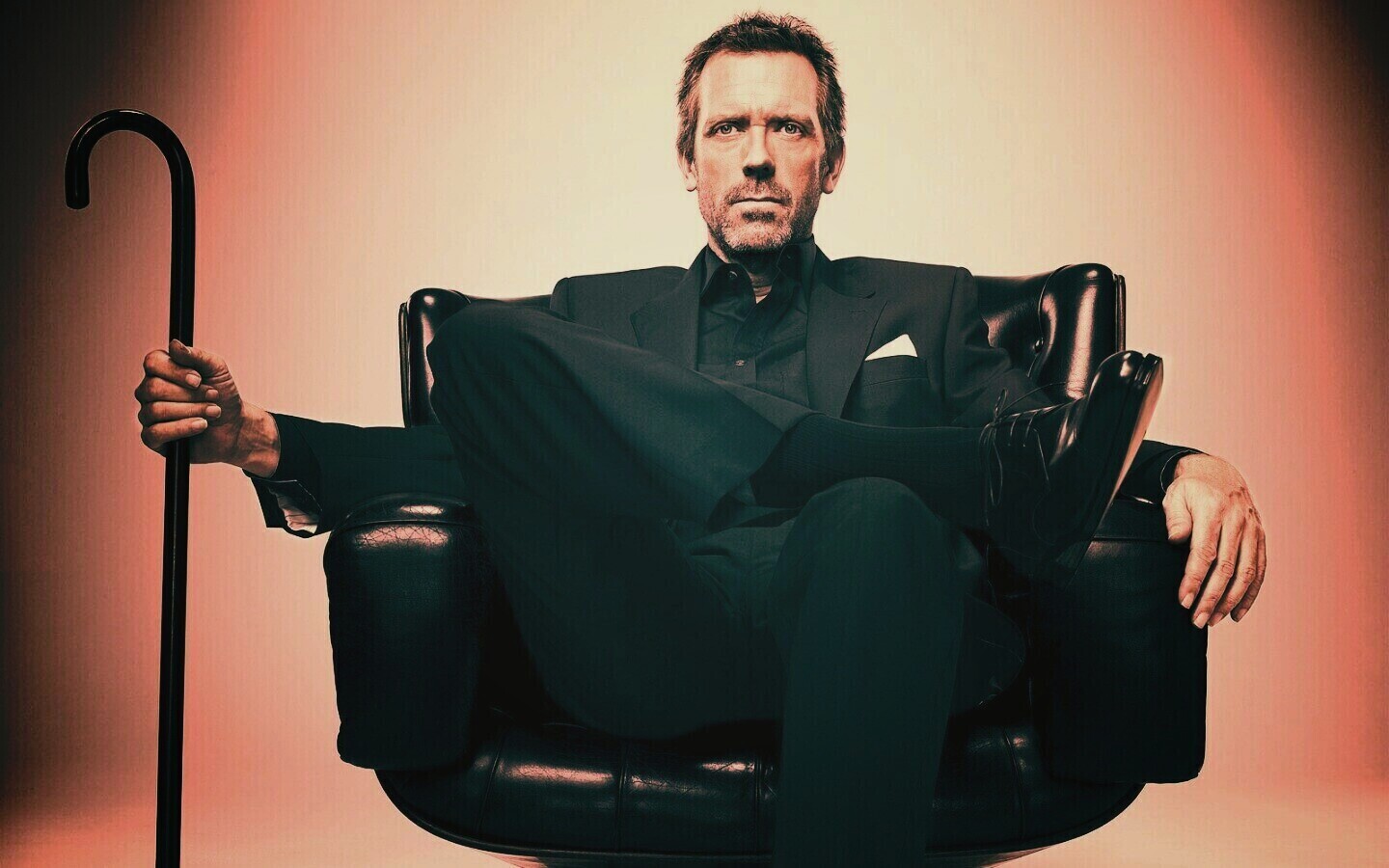 Хью Лори в кресле обои