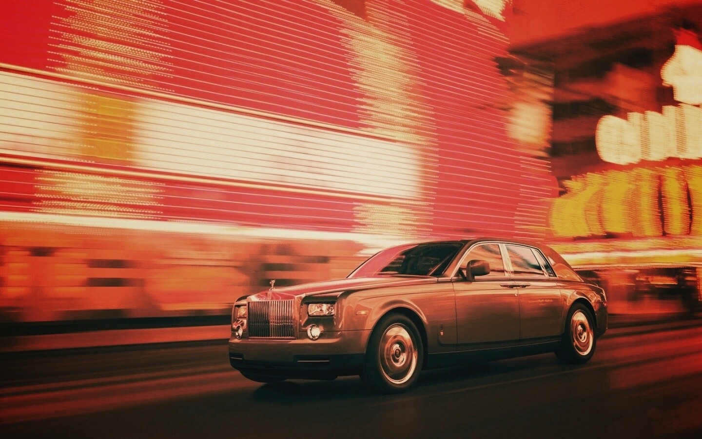 Rolls-Royce Phantom едет через город обои