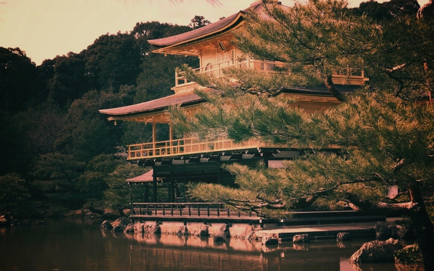 Пагода на берегу озера обои