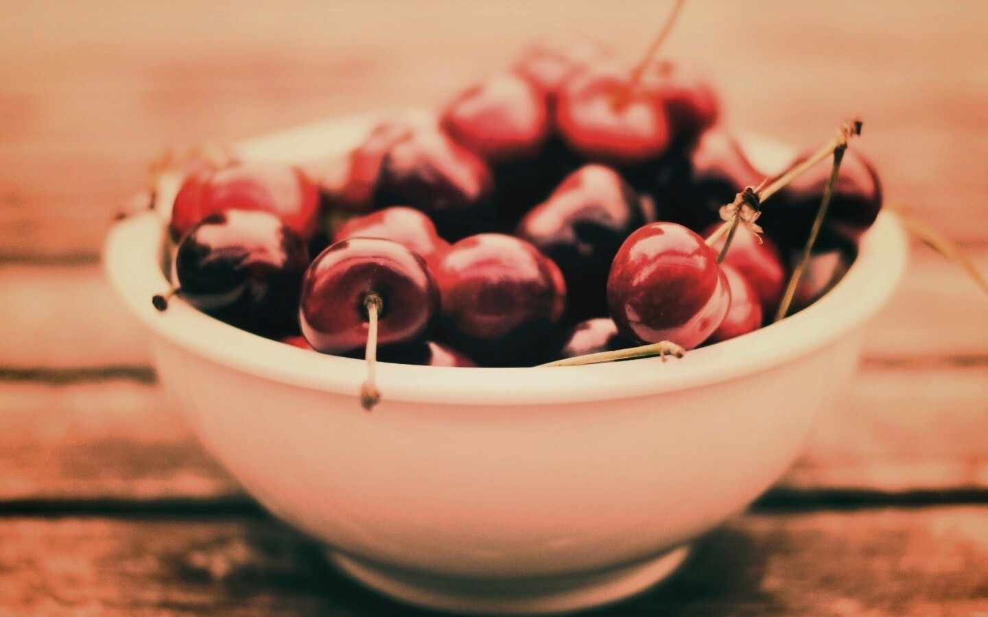 Миска спелой черешни обои