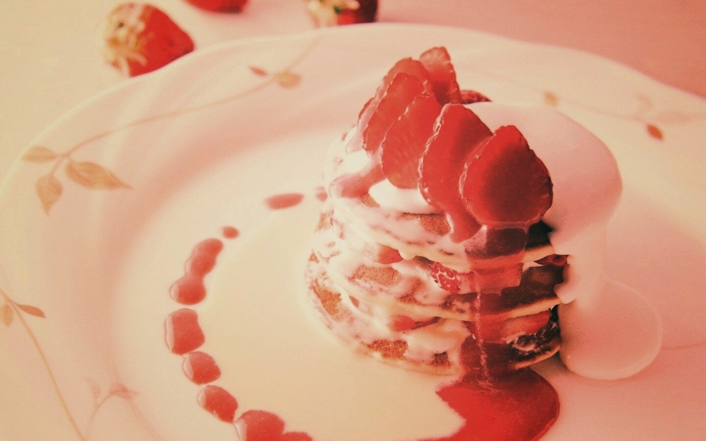 Блинчики с клубникой обои