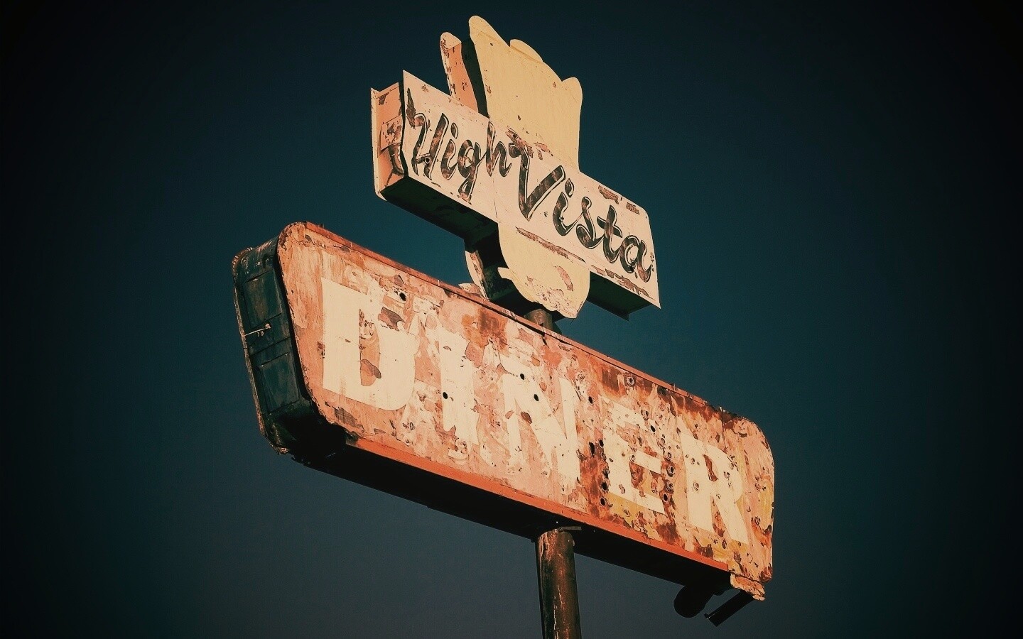 Вывеска заброшенного ресторанчика обои