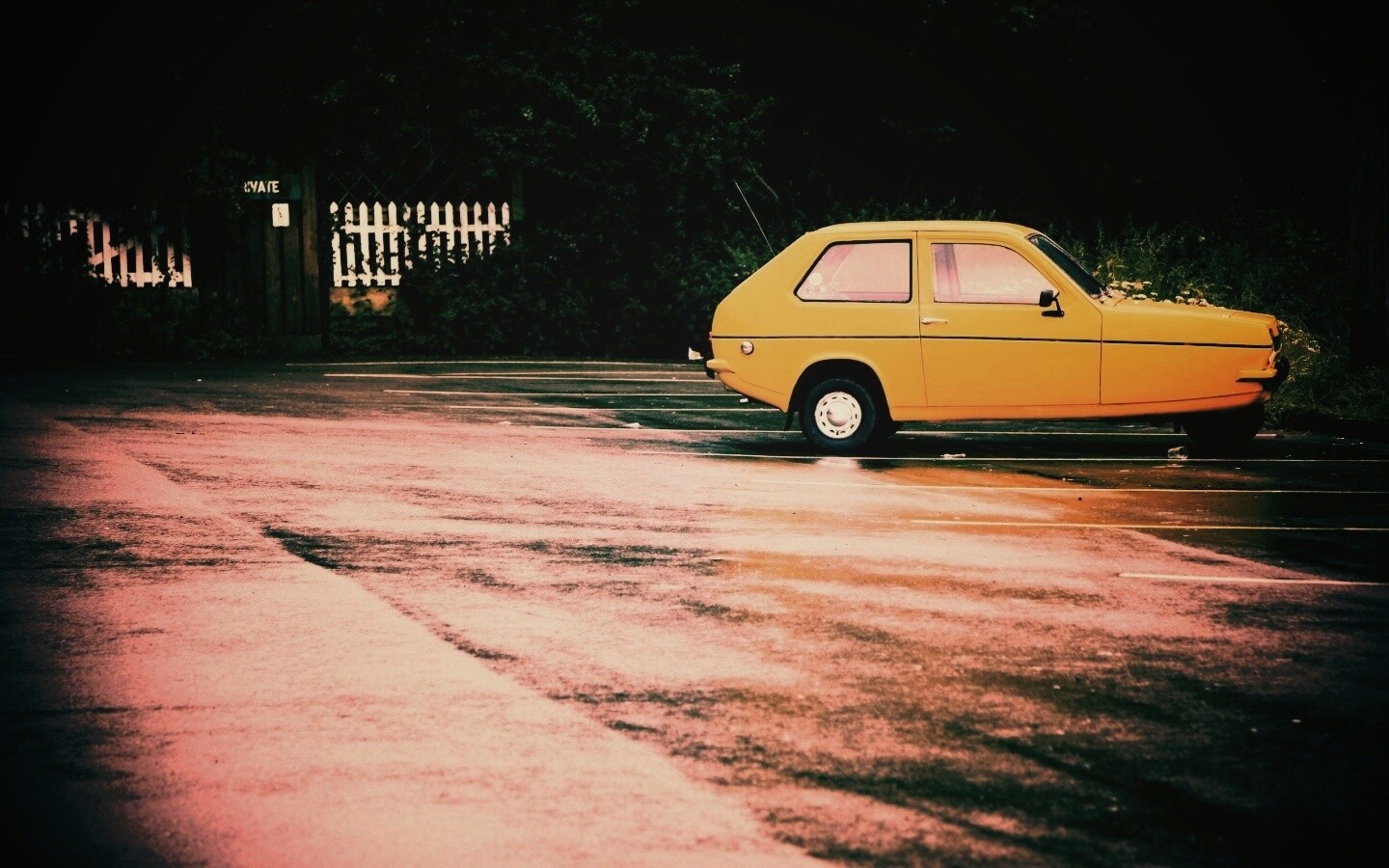 Трёхколёсный ретро автомобиль обои