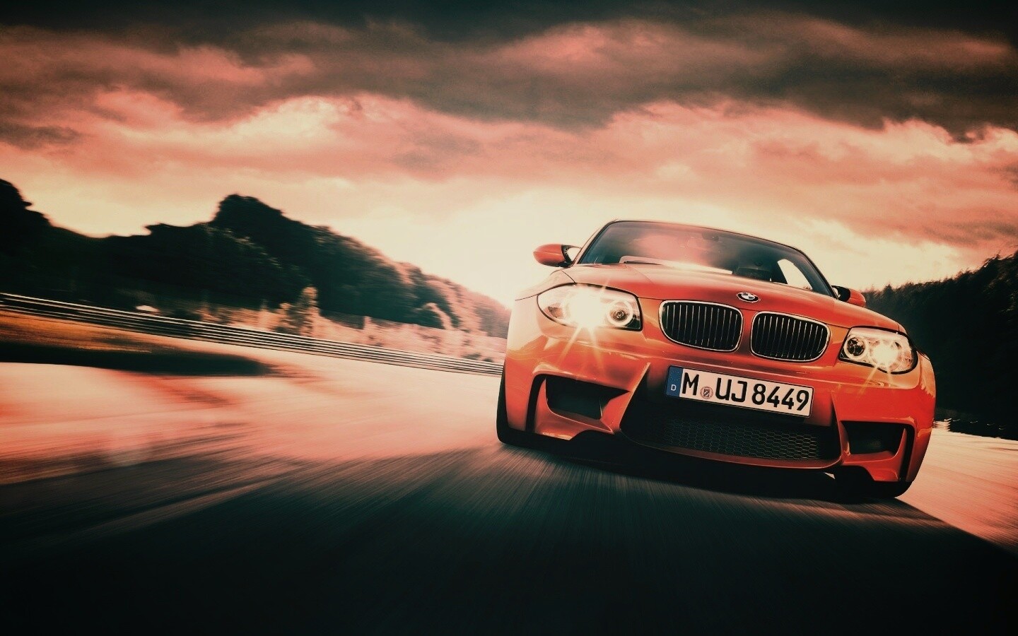 Оранжевый BMW M1 Coupe на треке обои