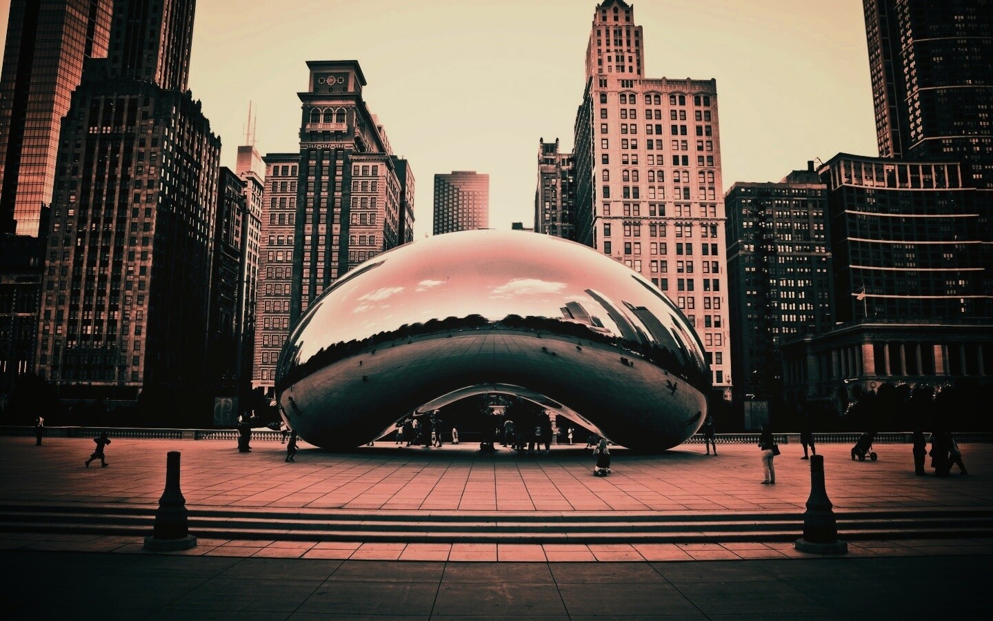 Отражение города в зеркальном монументе обои