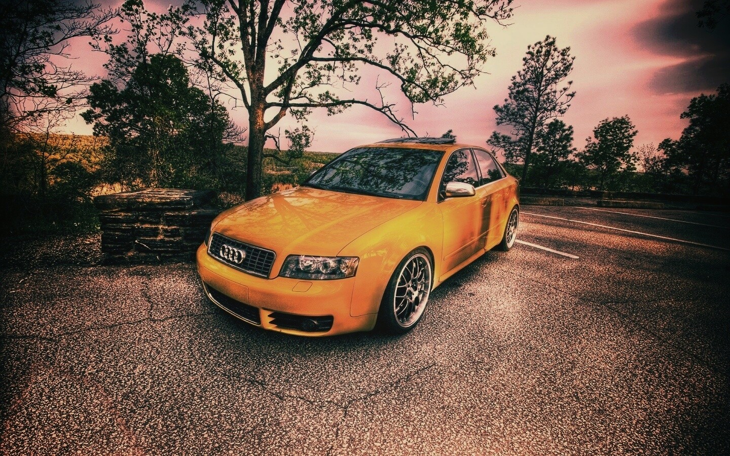 Желтый Ауди на дороге обои