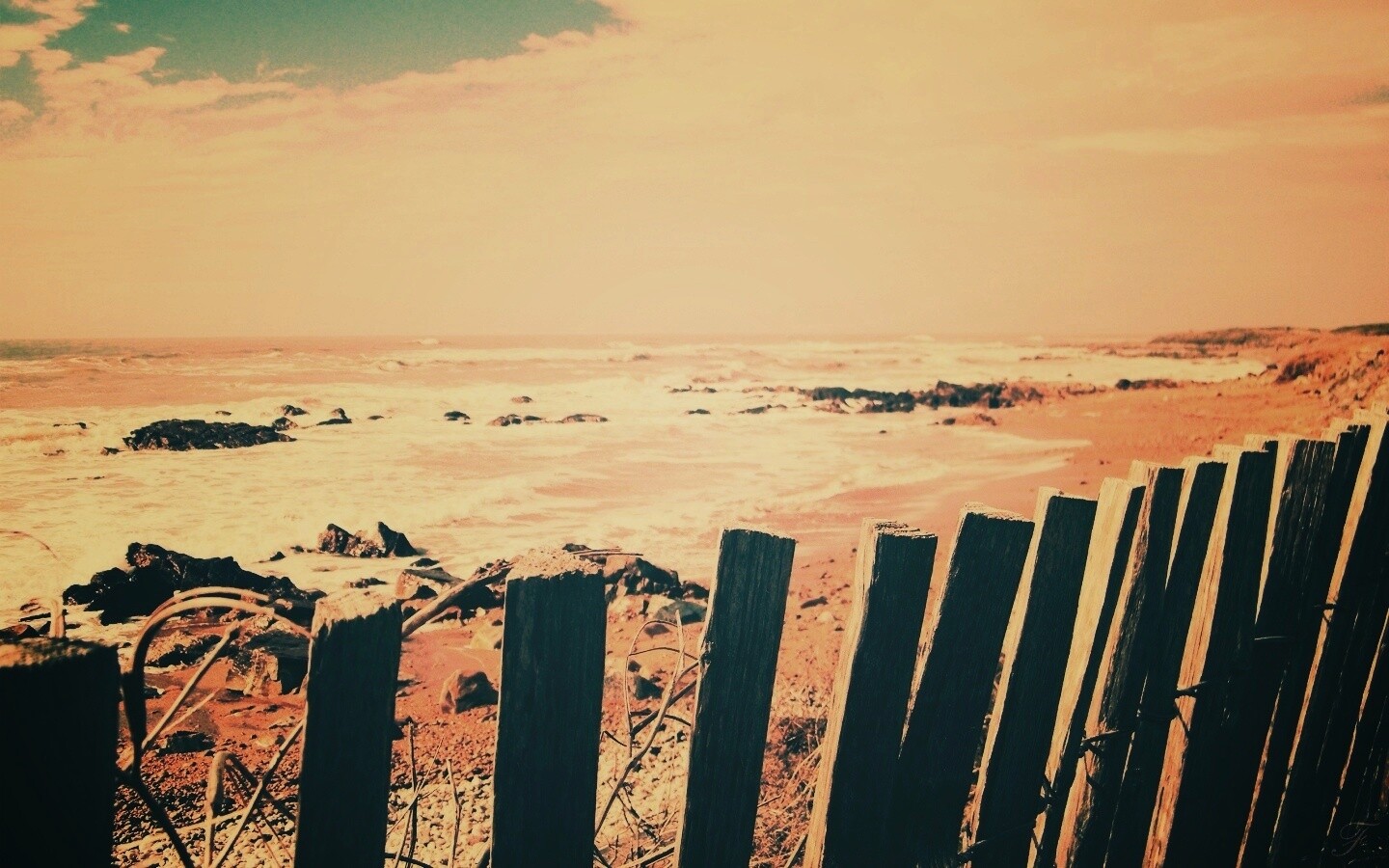 Закрытый пляж за забором обои