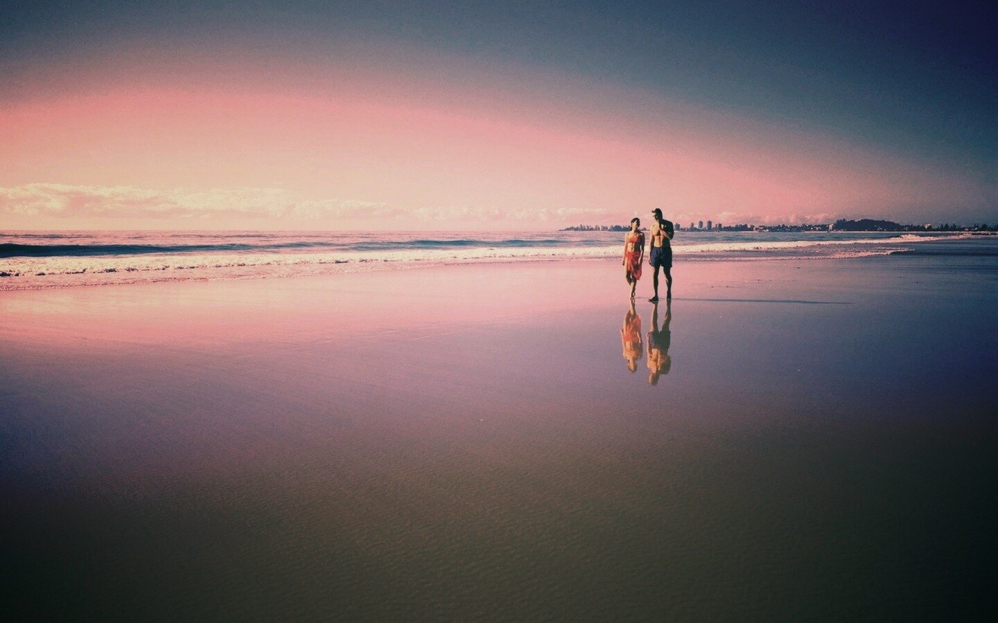 Прогулка у моря обои