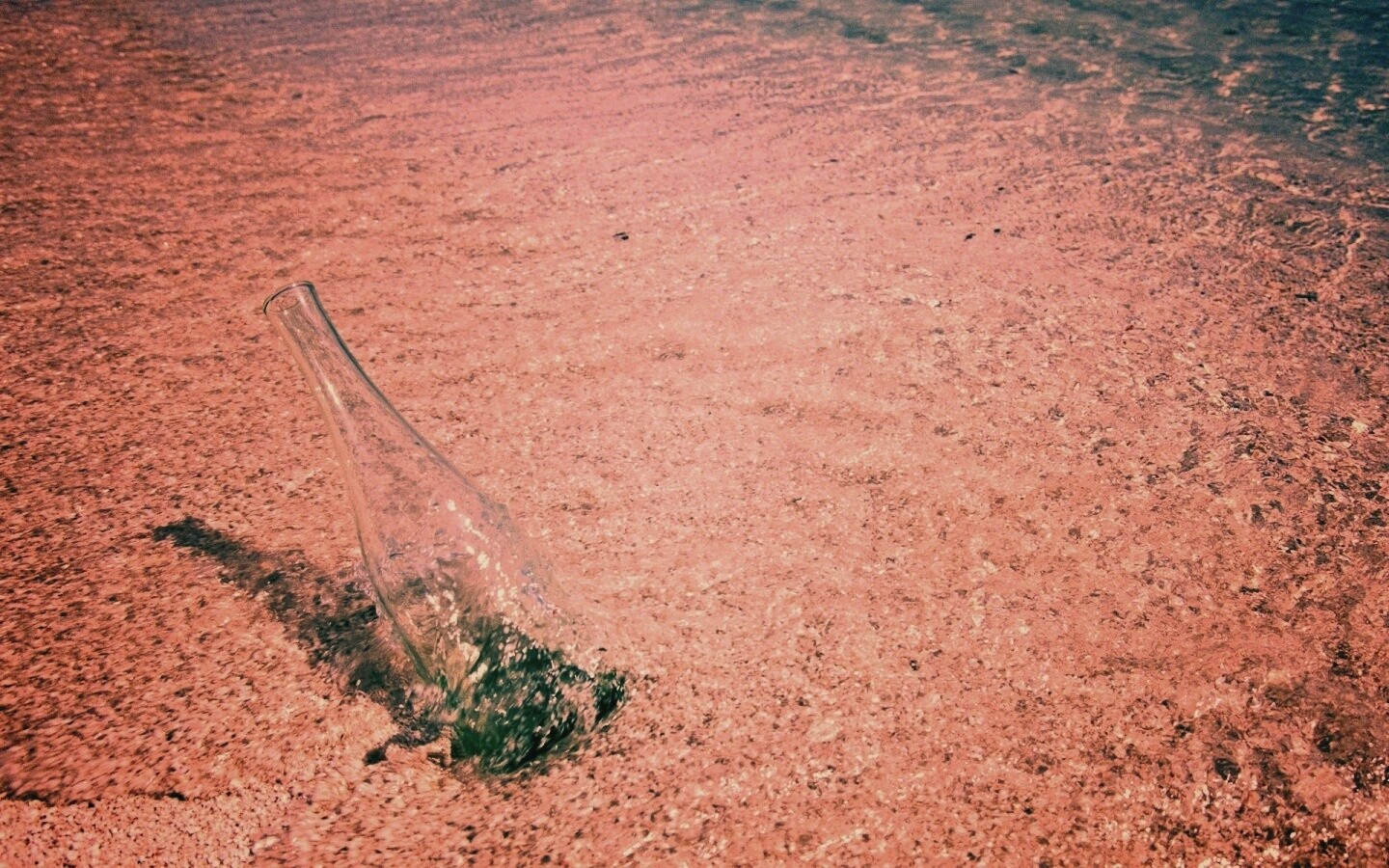 Бутылка в песке у воды обои