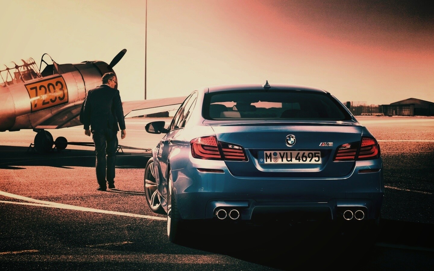 BMW F10 M5 на аэродроме обои