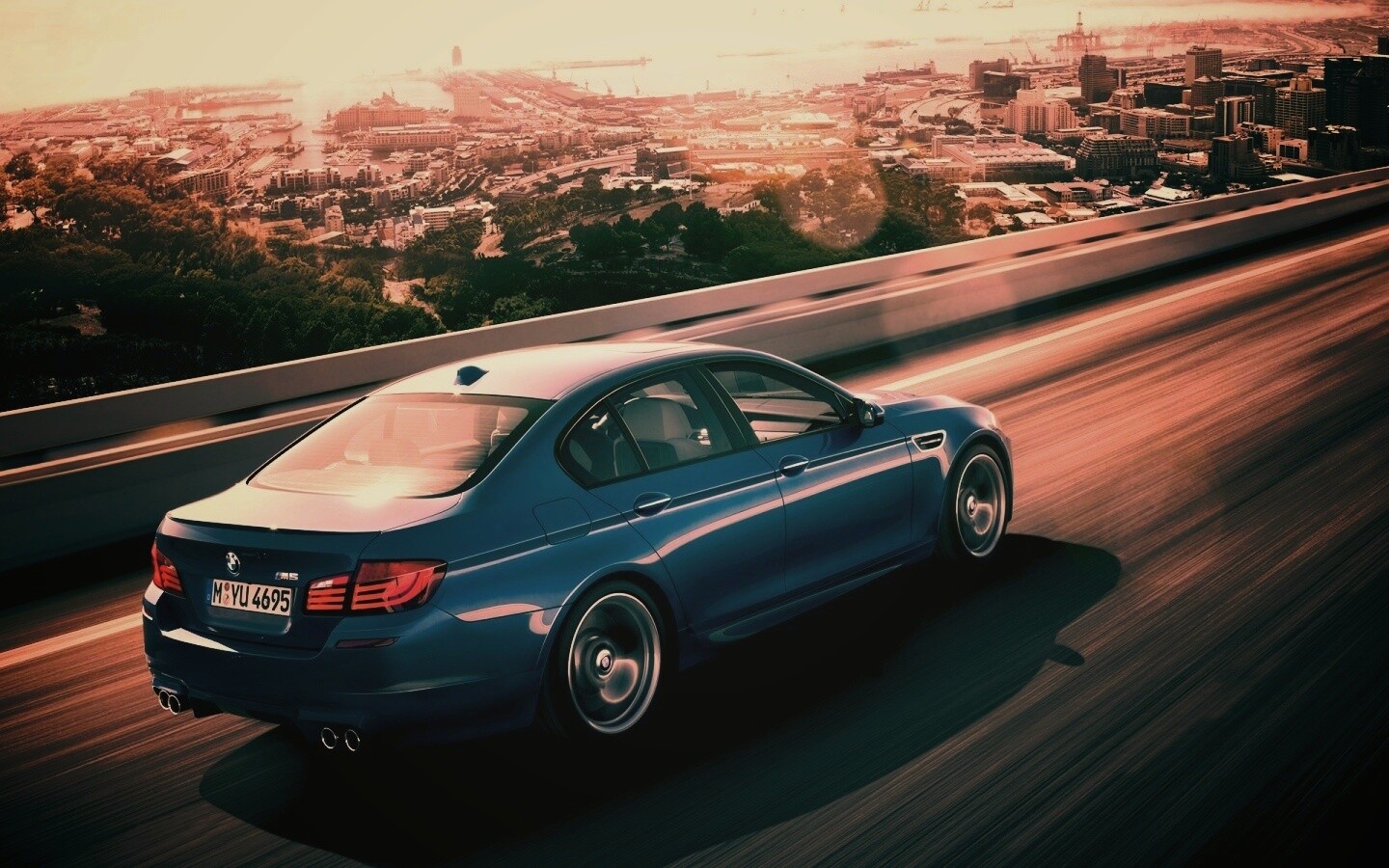 BMW F10 M5 на скоростной автостраде обои