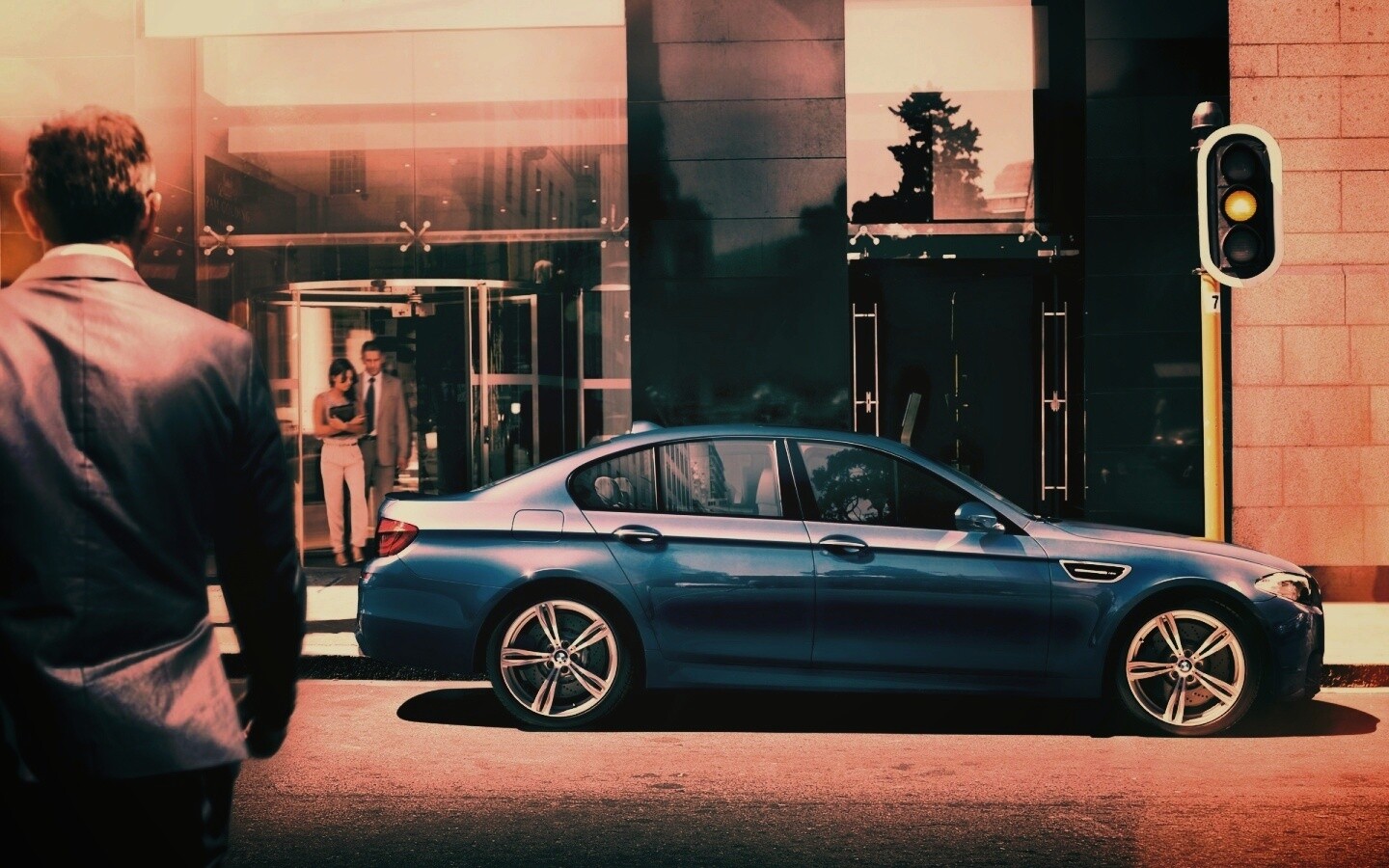 BMW F10 на светофоре обои