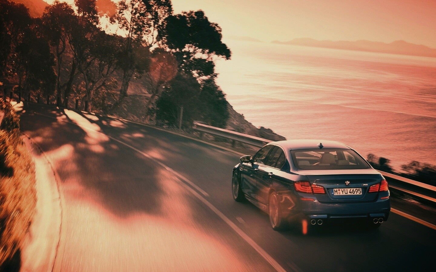 BMW F10 на горной дороге  обои