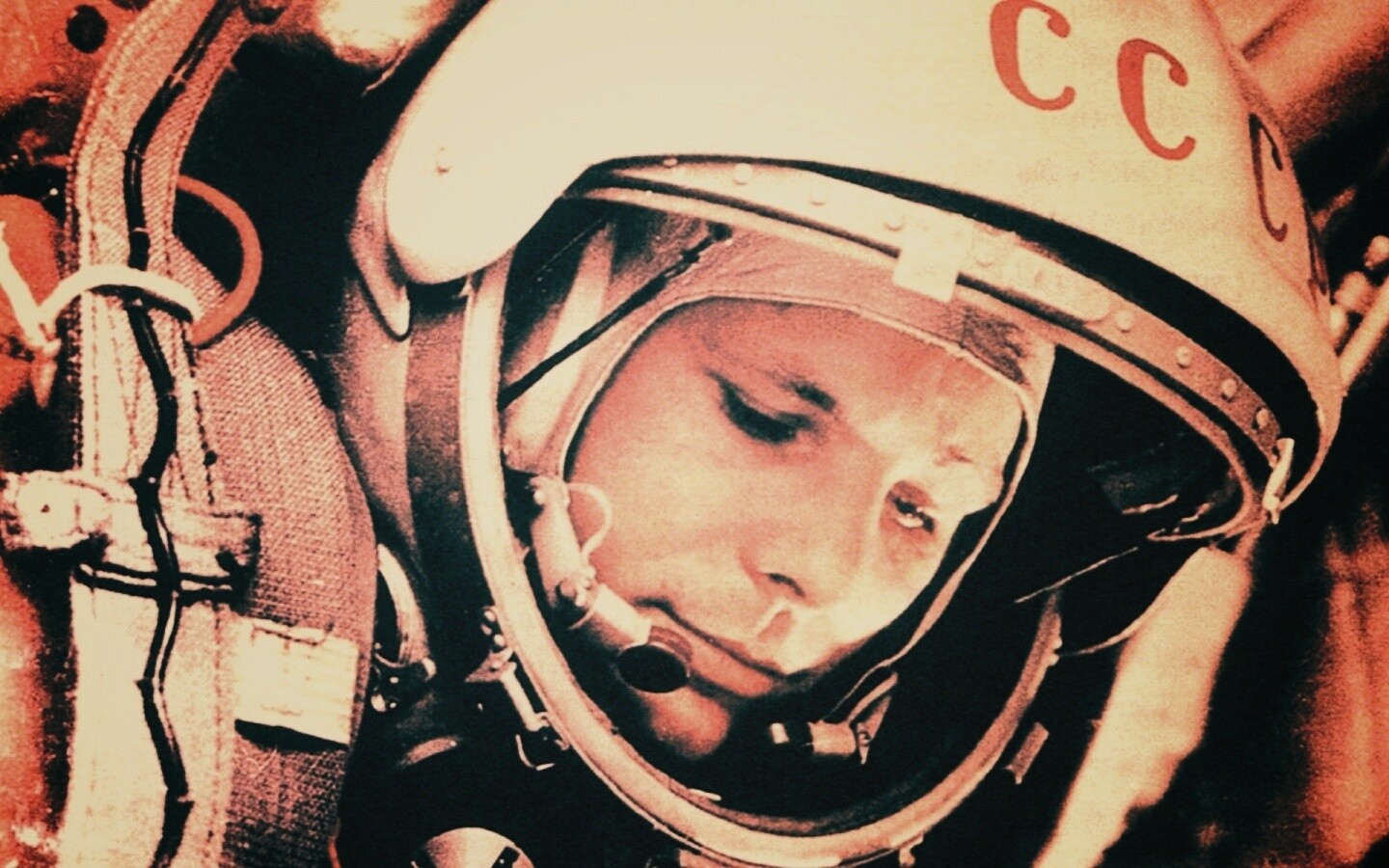 Юрий Гагарин в скафандре обои