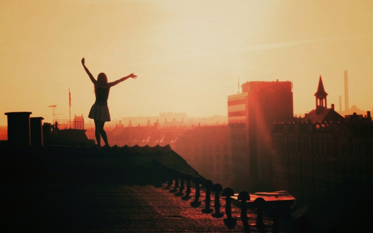 Девушка на крыше обои