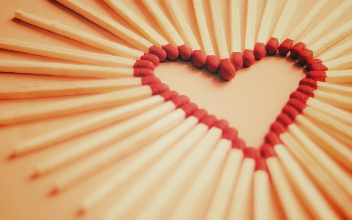 Сердечко из спичек обои