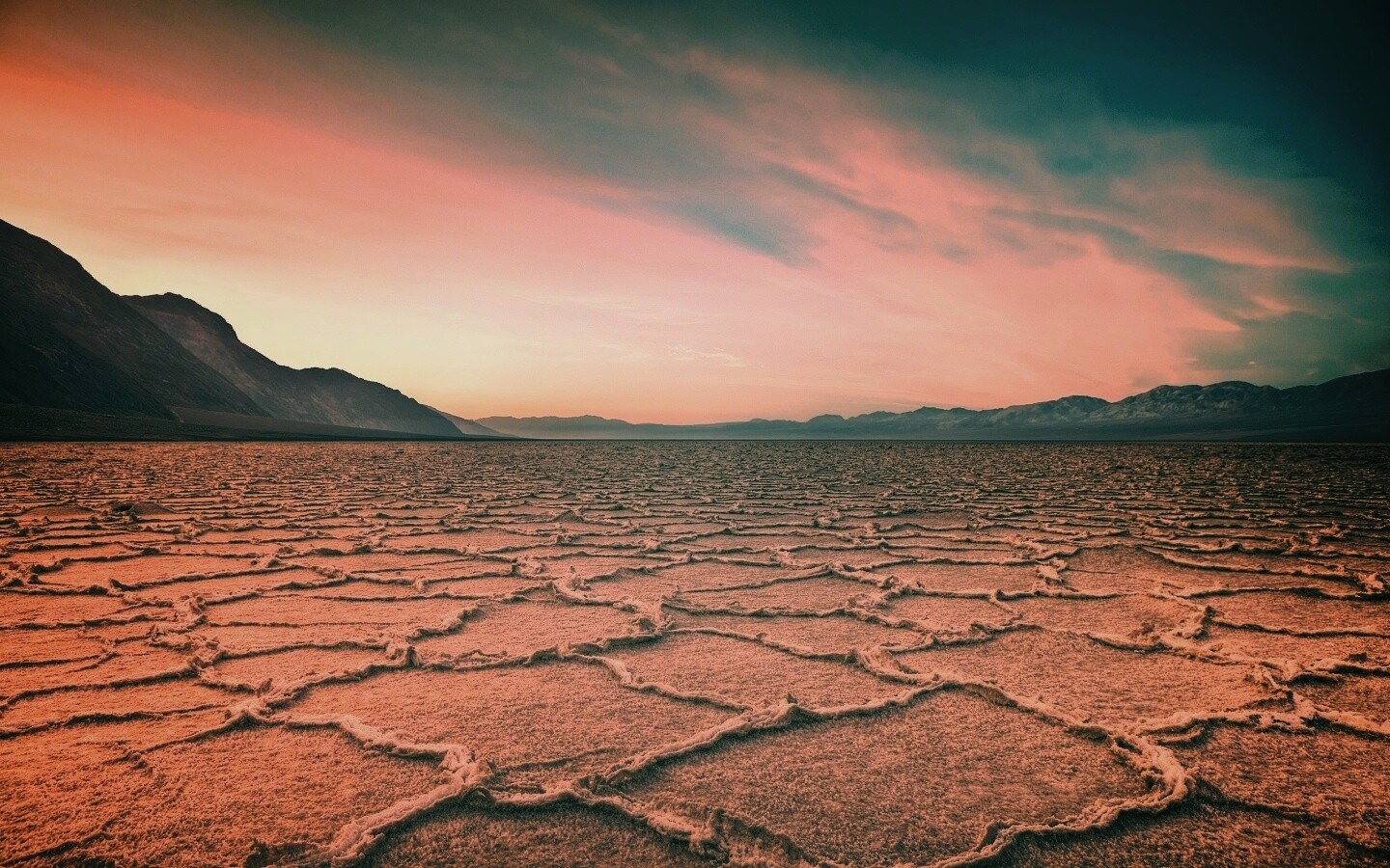 Высохшее пустынное озеро обои