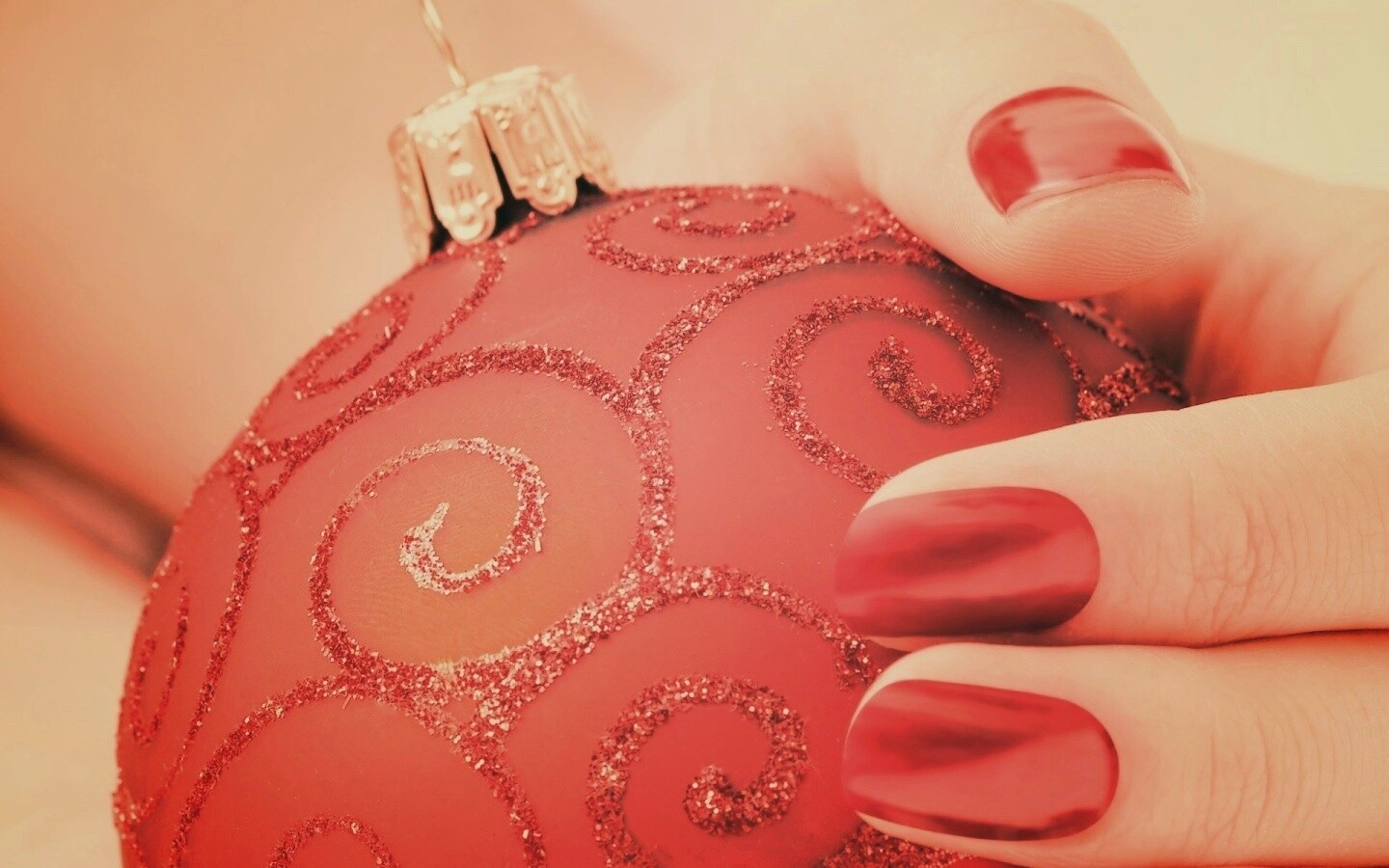 Елочная игрушка в руке обои