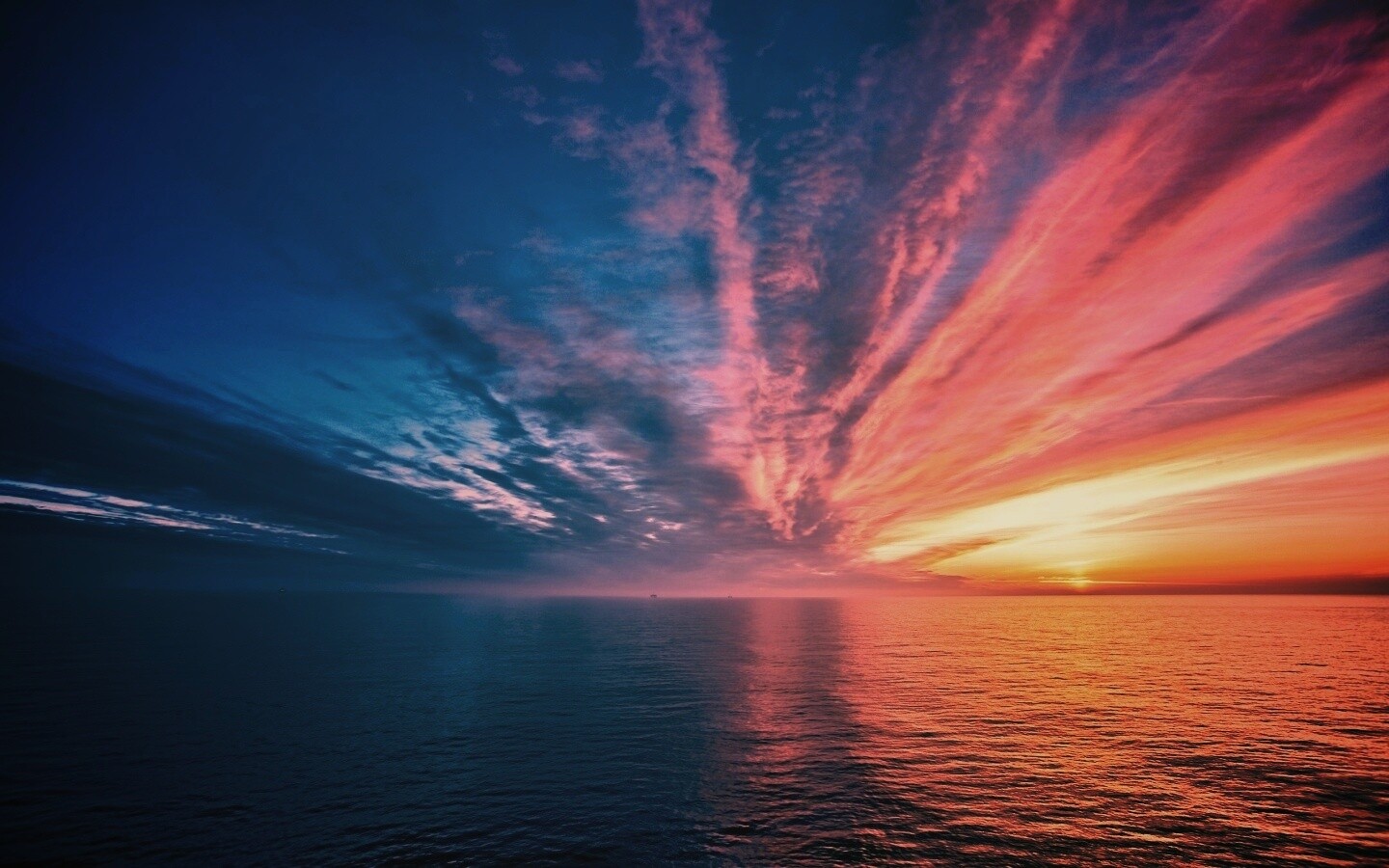 Закатное небо над морем обои
