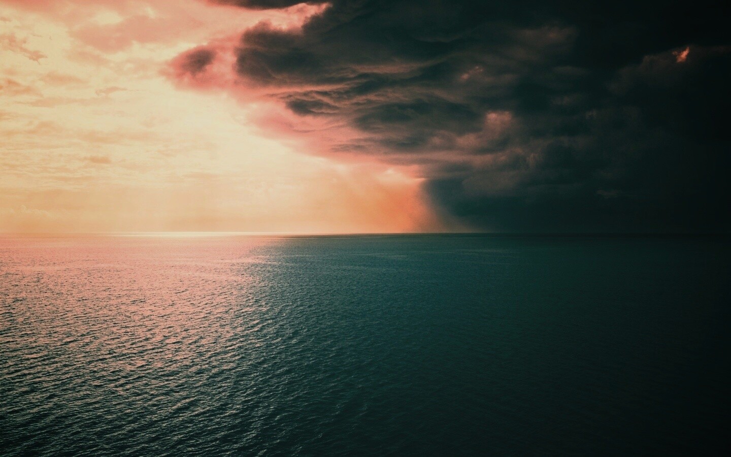 Синее море и грозные тучи обои
