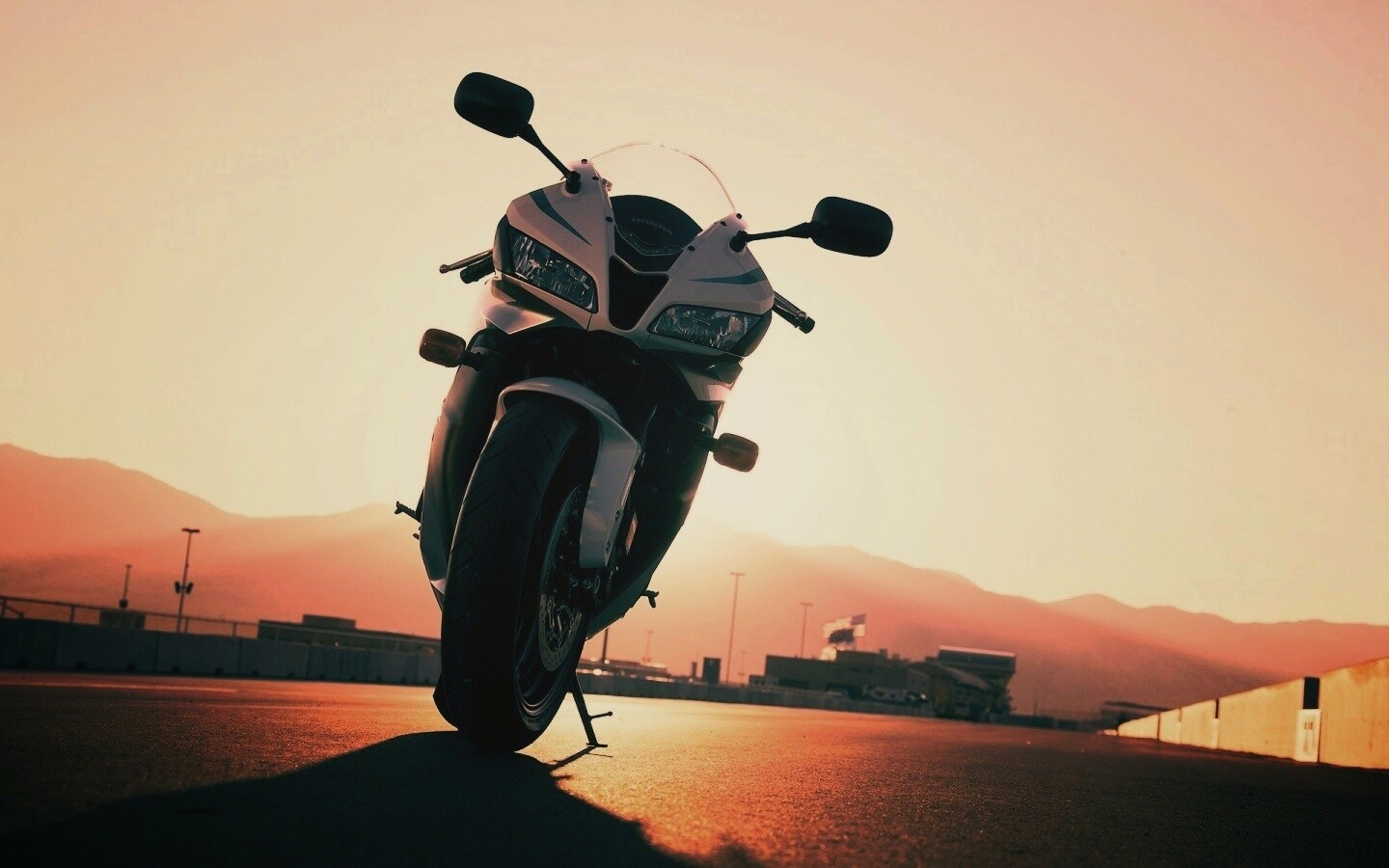 Мотоцикл на фоне заходящего солнца обои