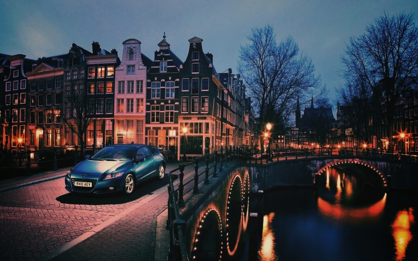 Автомобиль на мосту в свете фонаря обои