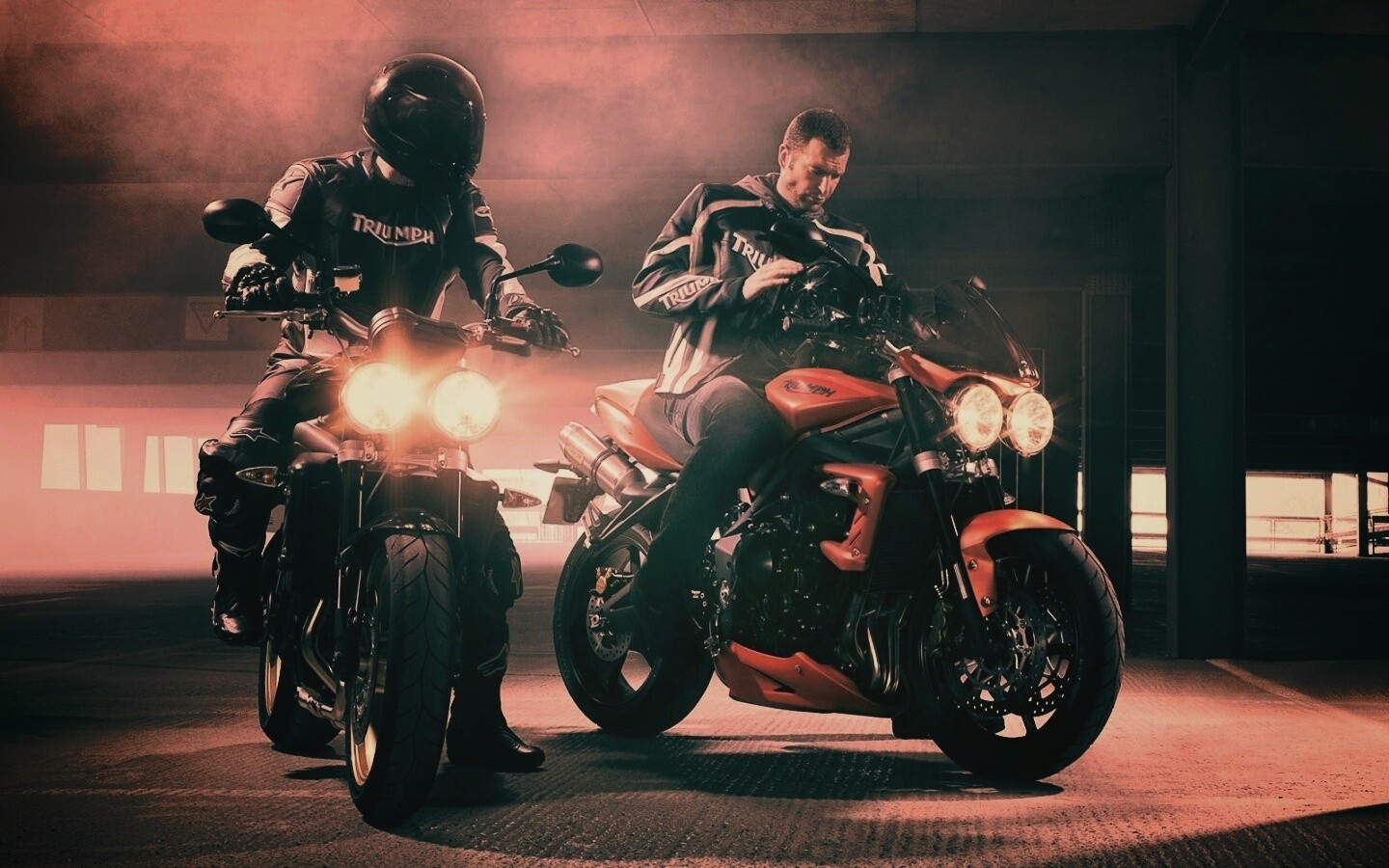 Мотоциклисты на парковке обои