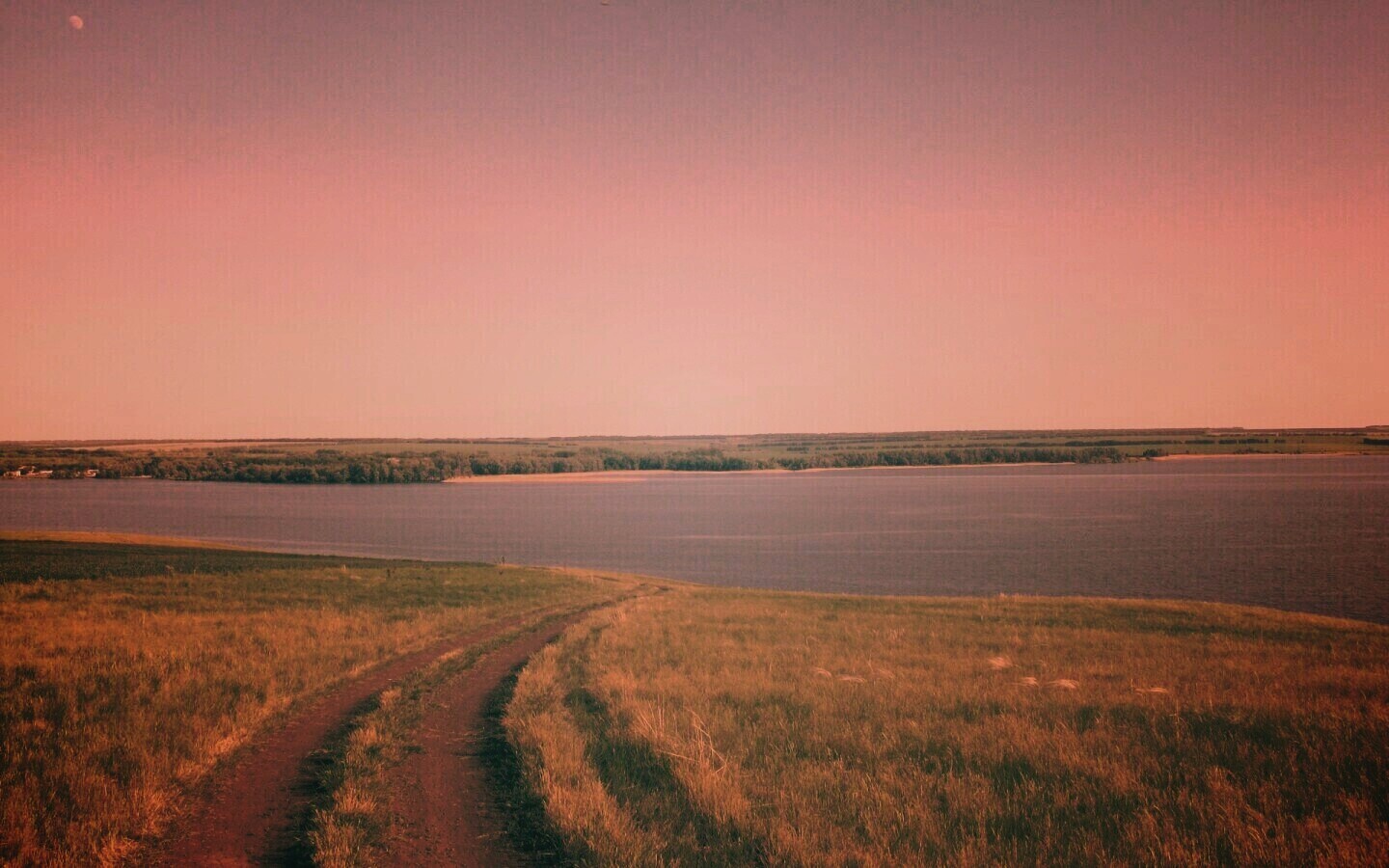Дорога спускается к воде обои