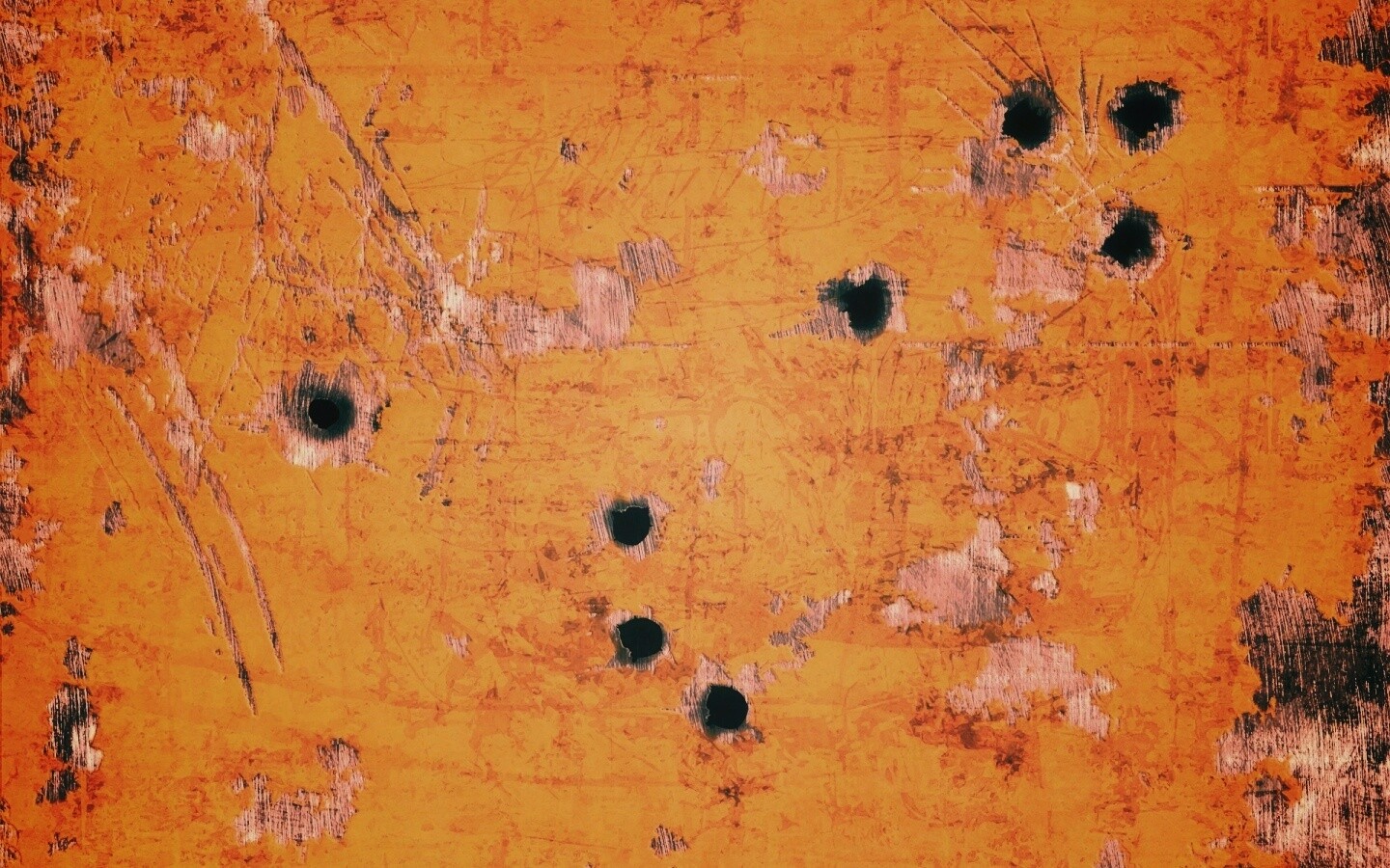 Пулевые отверстия в желтом листе обои