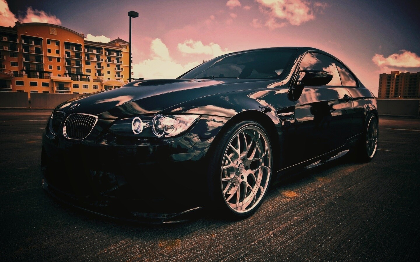 Красивый черный BMW на парковке обои
