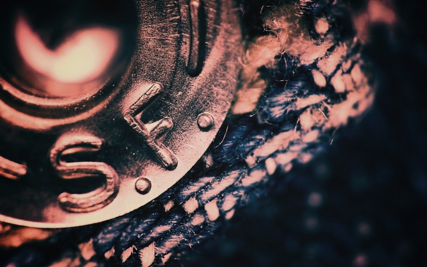 Заклепка на джинсах в макро обои