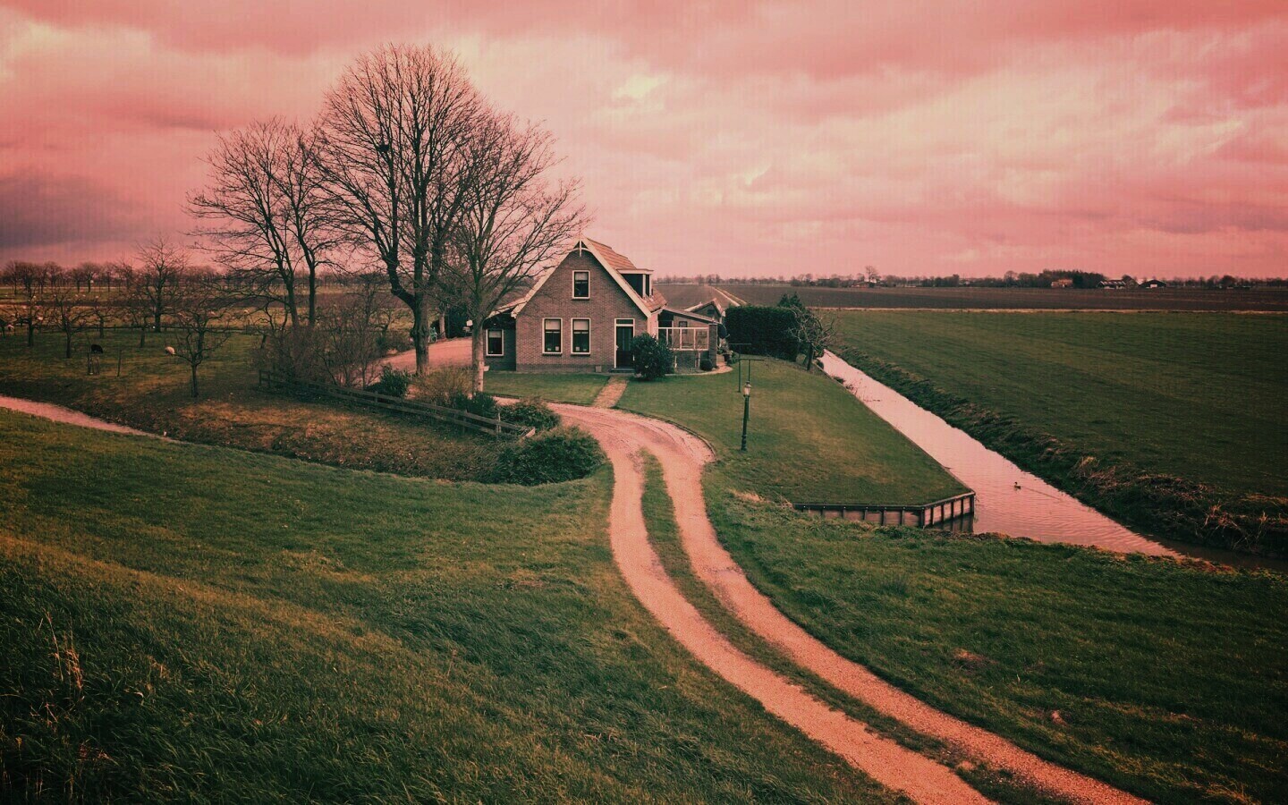 Дом в поле обои