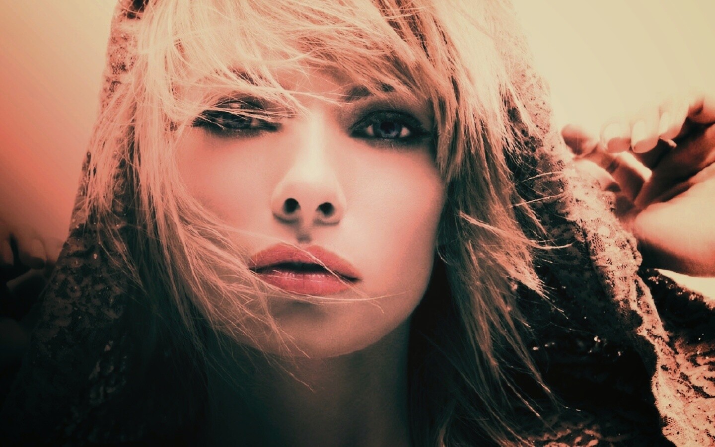 Девушка с красными губами обои