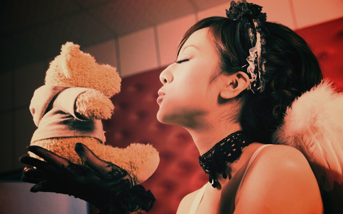 Азиатка любит медвежонка обои