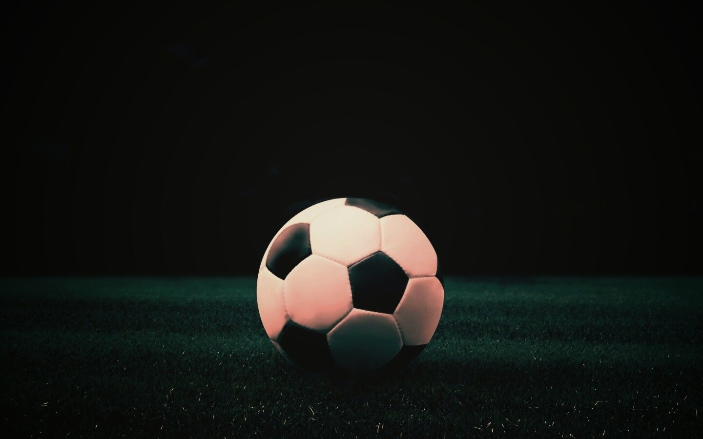 Футбольный мяч на темном поле обои
