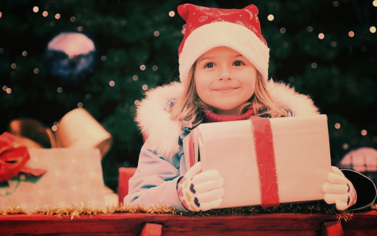 Ребенок с подарком обои