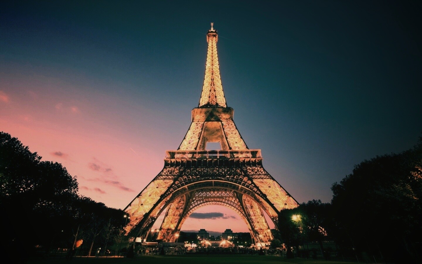 Светящаяся эйфелева башня обои