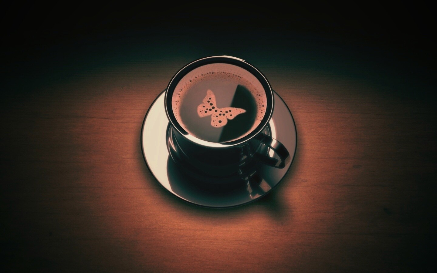 Чашка кофе с пенкой в форме бабочки обои