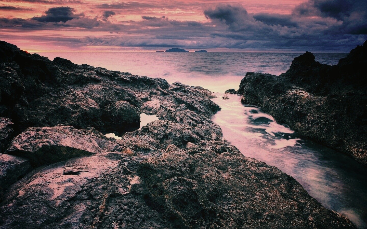 Река впадающая в море обои