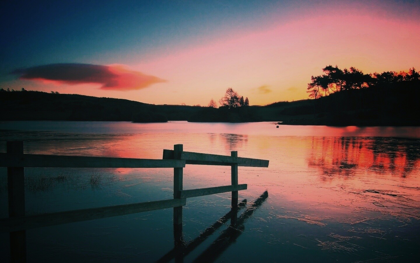 Красивый закат на озере обои