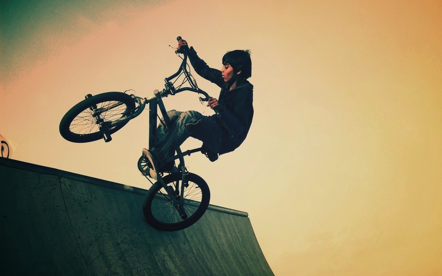 Мальчик на рампе обои