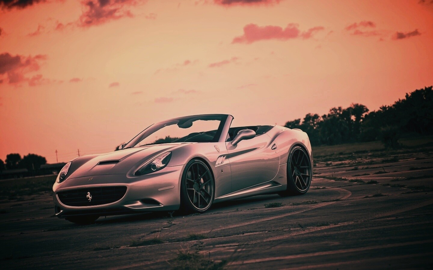 Ferrari на взлетном поле обои