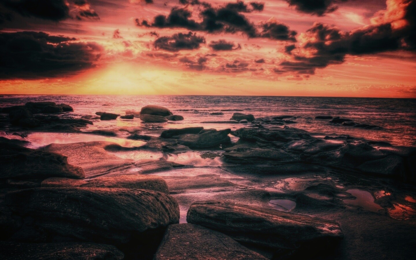 Каменистый берег на закате обои